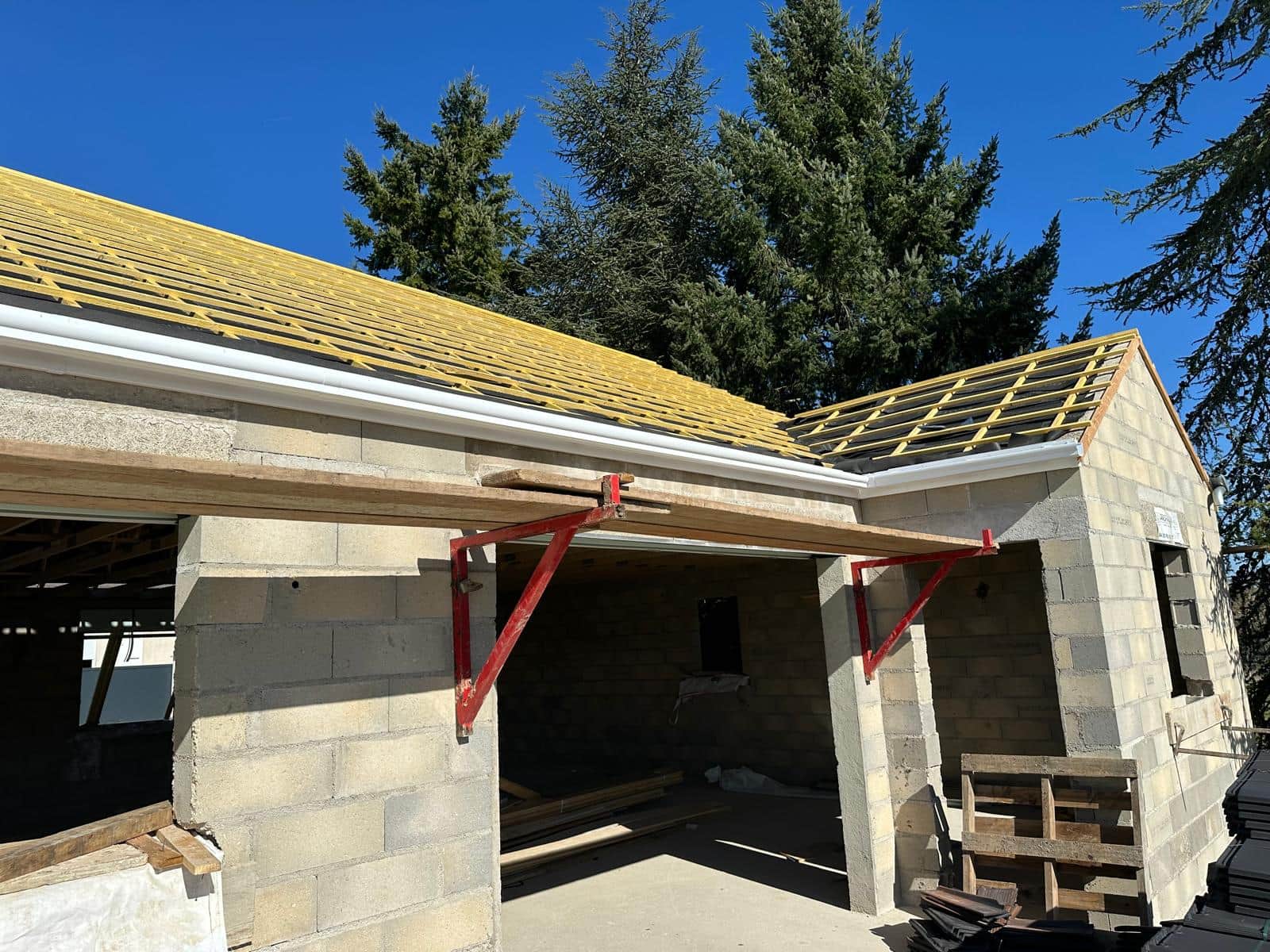 Maison moderne en construction — chantier Solution Maintenance Bâtiment